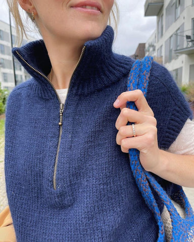 Kvinde iført blå Zipper Slipover