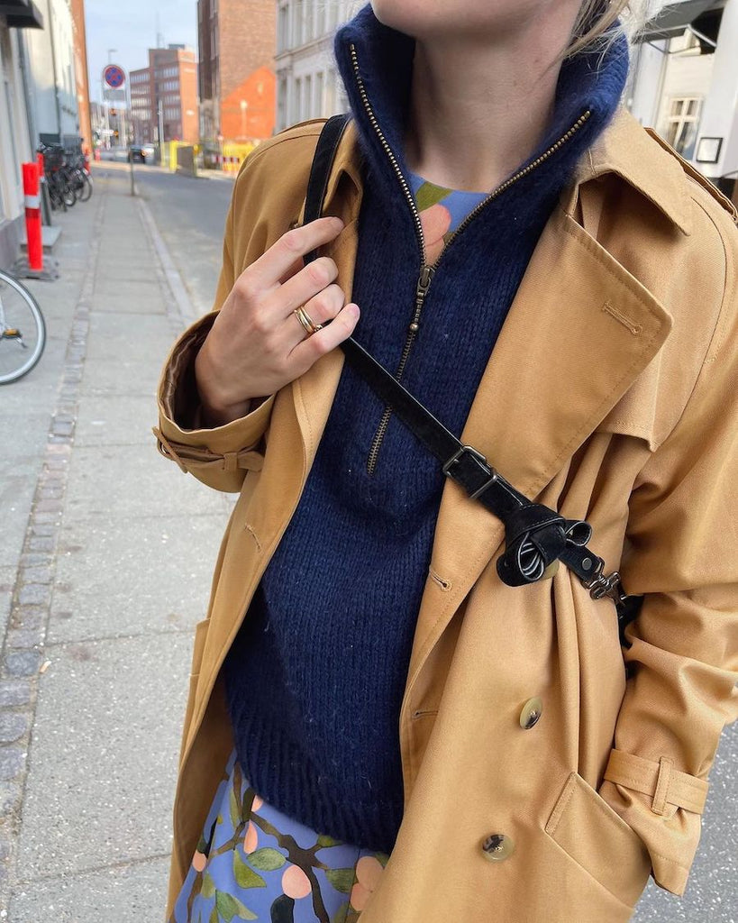 Kvinde iført blå Zipper Slipover