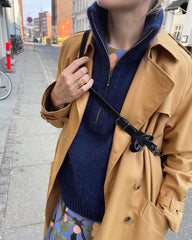 Kvinde iført blå Zipper Slipover