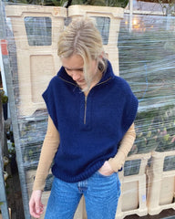 Kvinde iført blå Zipper Slipover
