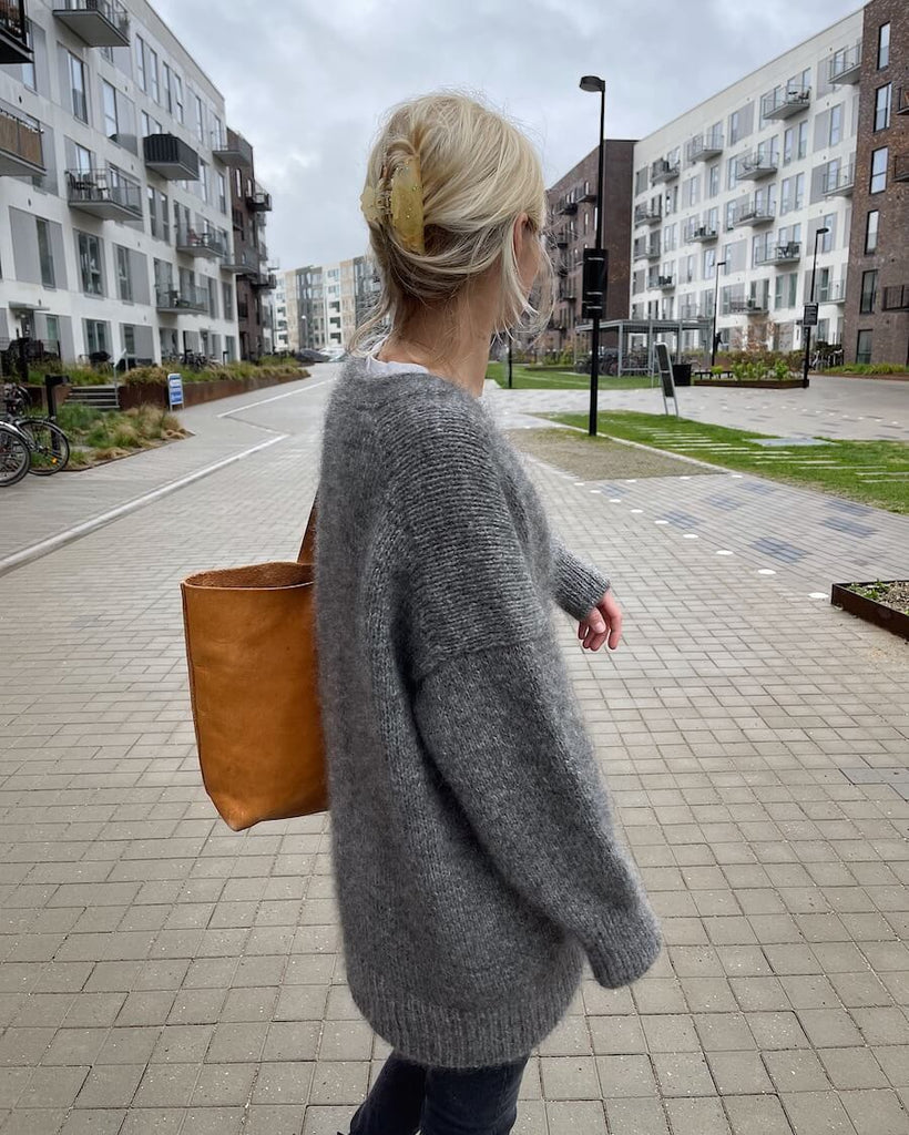 Kvinde iført grå Zipper Jacket set fra siden