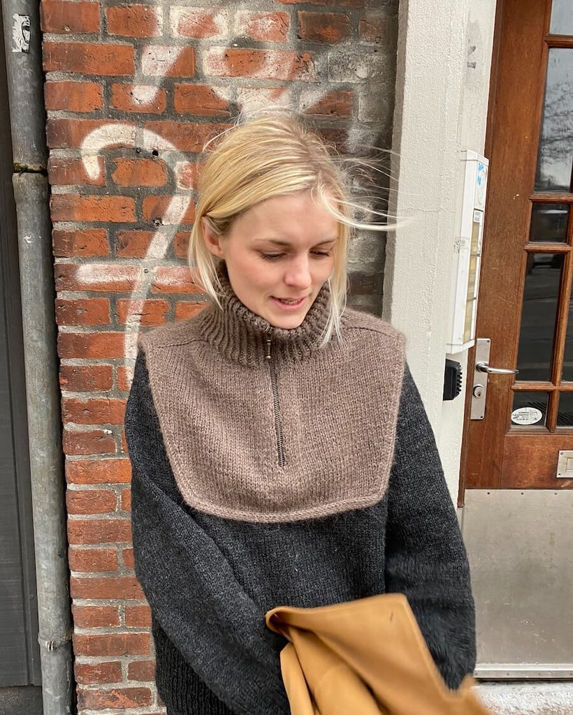 Dame i brun zipper neck