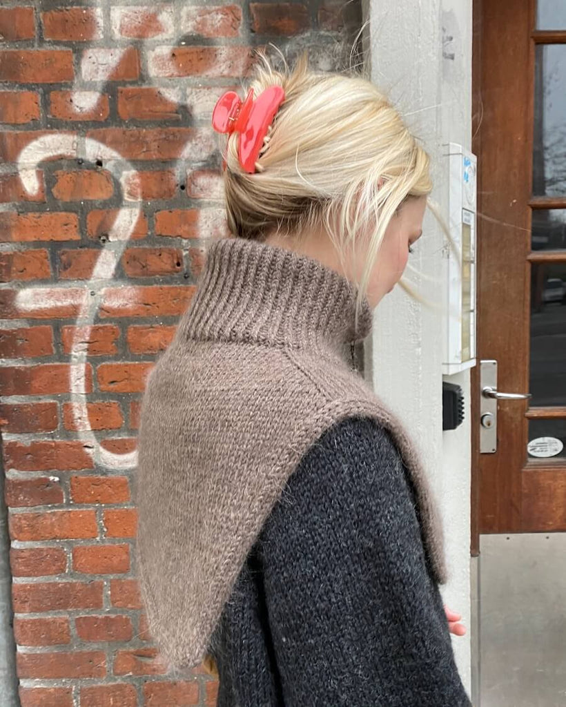 Kvinde iført brun Zipper Neck set fra siden