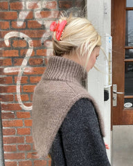 Kvinde iført brun Zipper Neck set fra siden