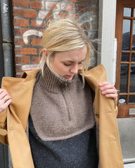 Kvinde iført brun Zipper Neck