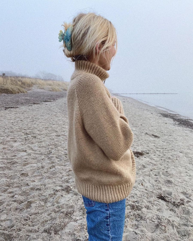 Kvinde iført beige Zipper Sweater