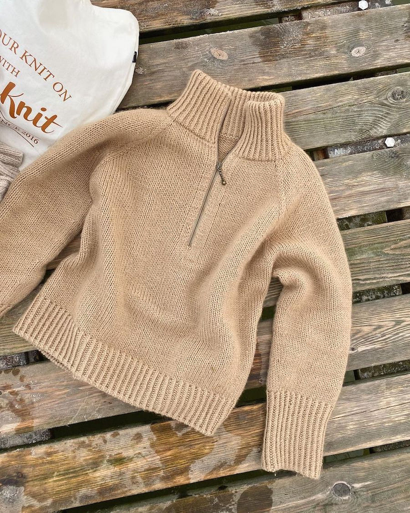Beige Zipper Sweater på badebro
