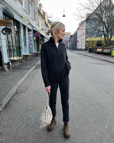 Kvinde iført koksgrå Zipper Sweater Light