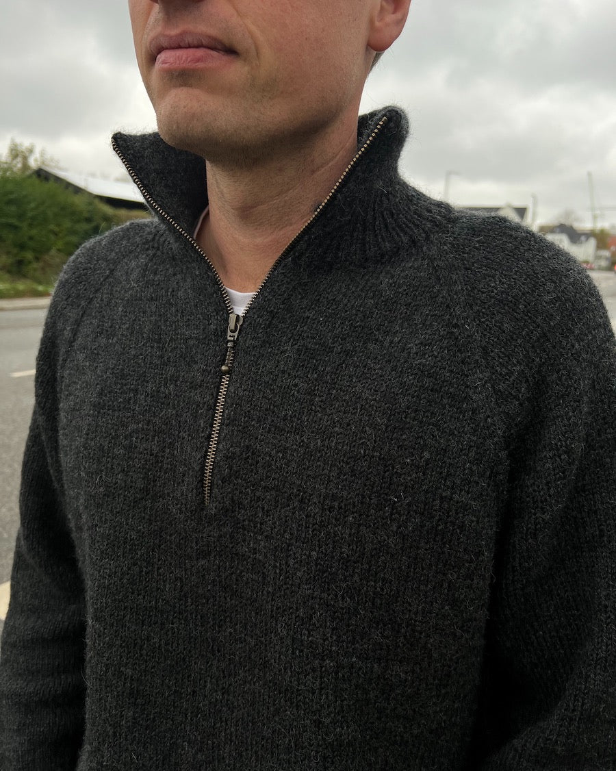 Mand iført koksgrå Zipper Sweater Light – Man