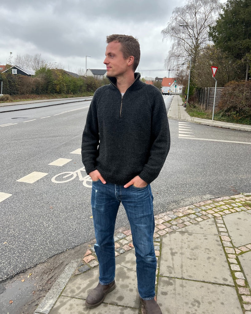 Mand iført koksgrå Zipper Sweater Light – Man