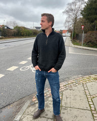 Mand iført koksgrå Zipper Sweater Light – Man