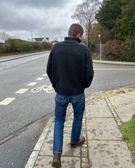 Mand iført koksgrå Zipper Sweater Light – Man set bagfra