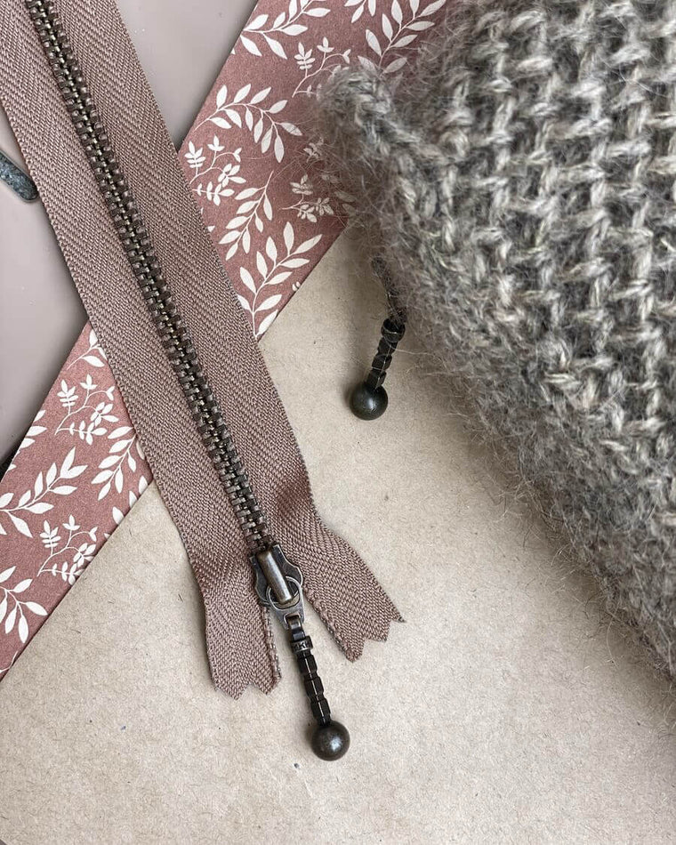 UDENLANDSKE FORHANDLERE Zipper 28 cm  - Hazelnut - Wholesale