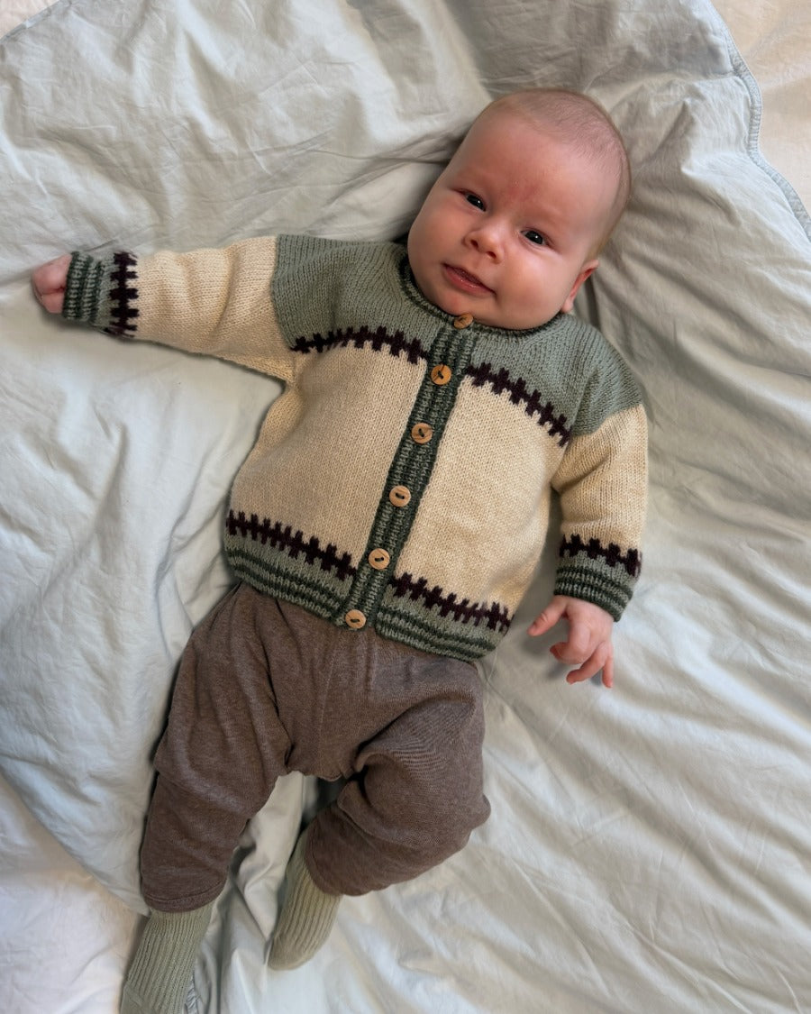 Baby iført Cross Cardigan Baby