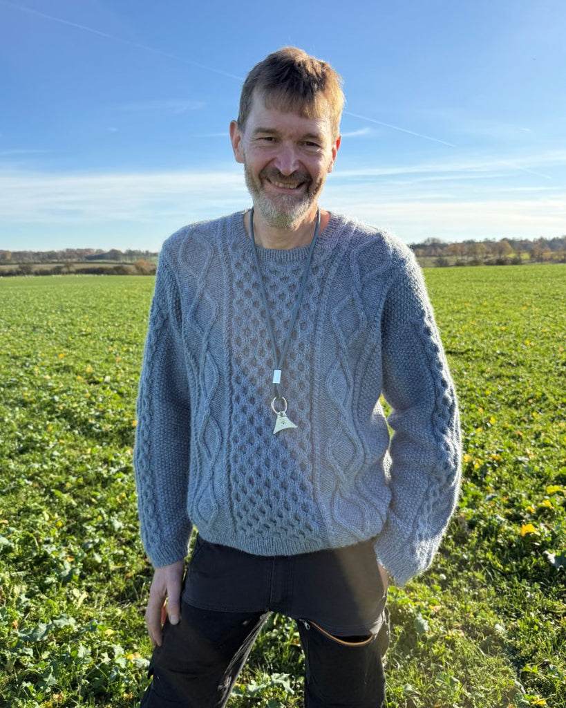 Mand iført blå Dagmar Sweater Man