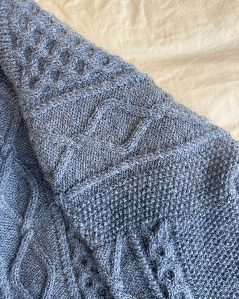 Skulderdetalje på blå Dagmar Sweater Man