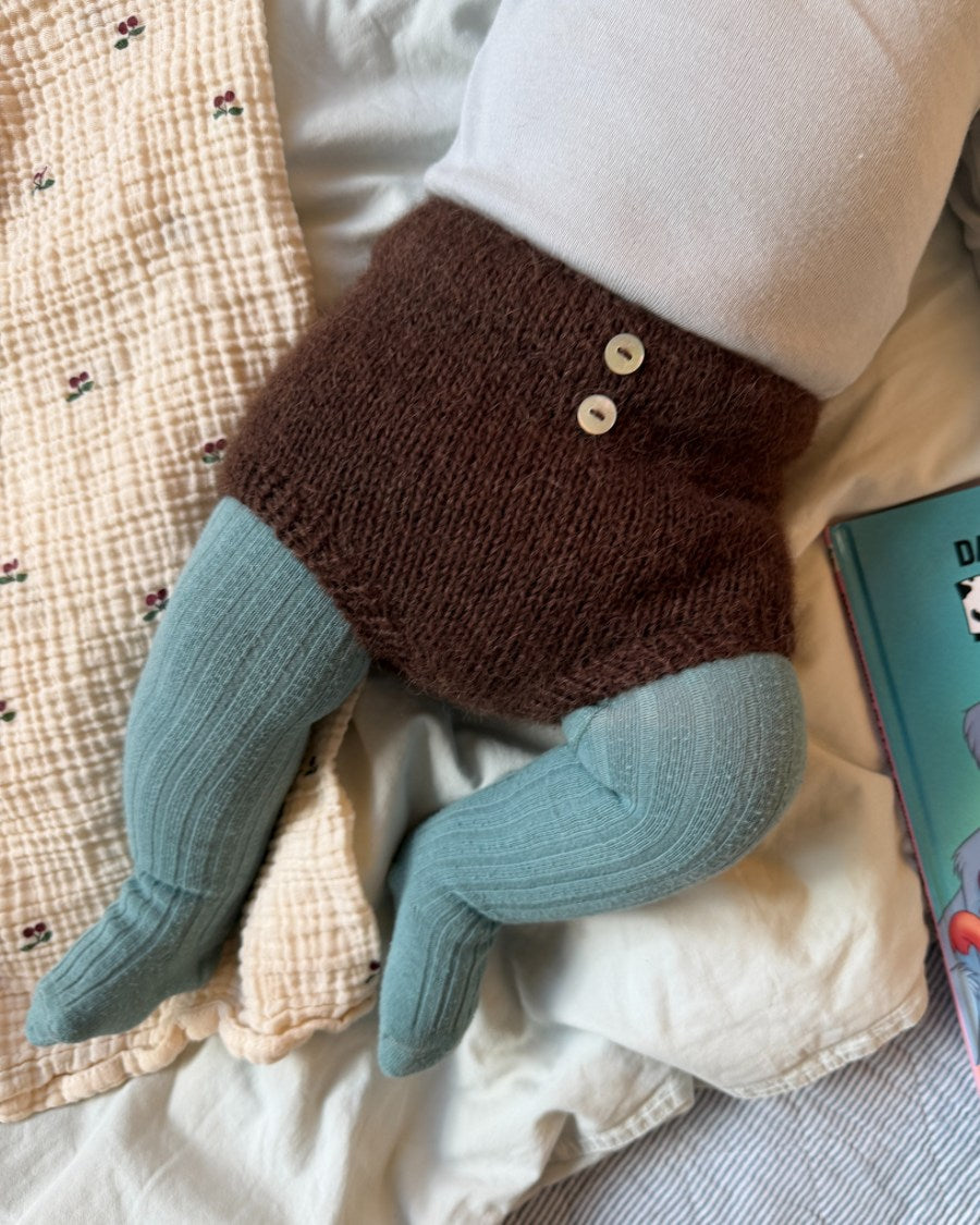 Baby iført brune Elinors blebukser