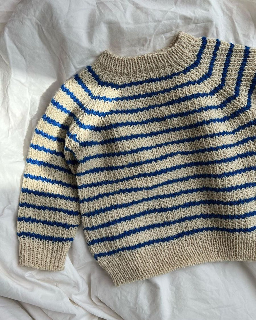 Liggende Friday Sweater Baby med blå striber
