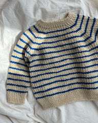 Liggende Friday Sweater Baby med blå striber