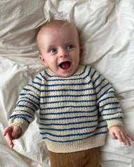 Barn iført Friday Sweater Baby med blå striber