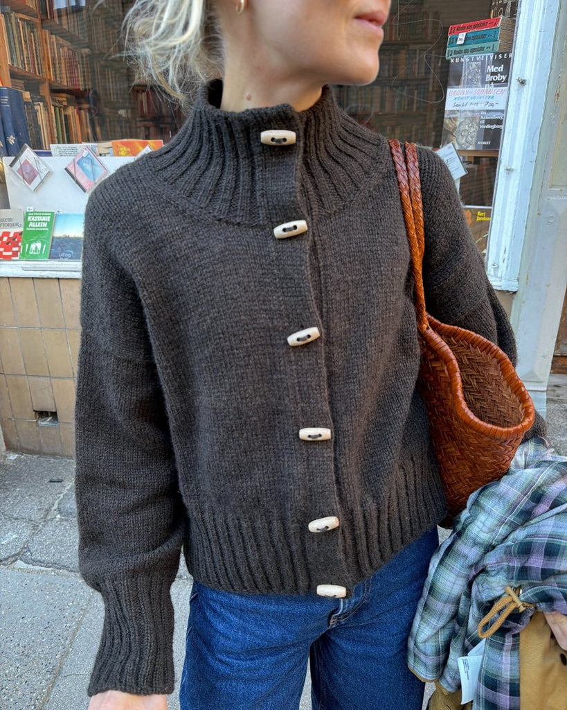 Kvinde iført brun Hannah Jacket med duffelknapper
