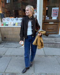 Kvinde iført brun Hannah Jacket