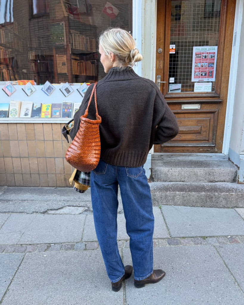Kvinde iført brun Hannah Jacket set bagfra