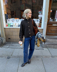 Kvinde iført brun Hannah Jacket