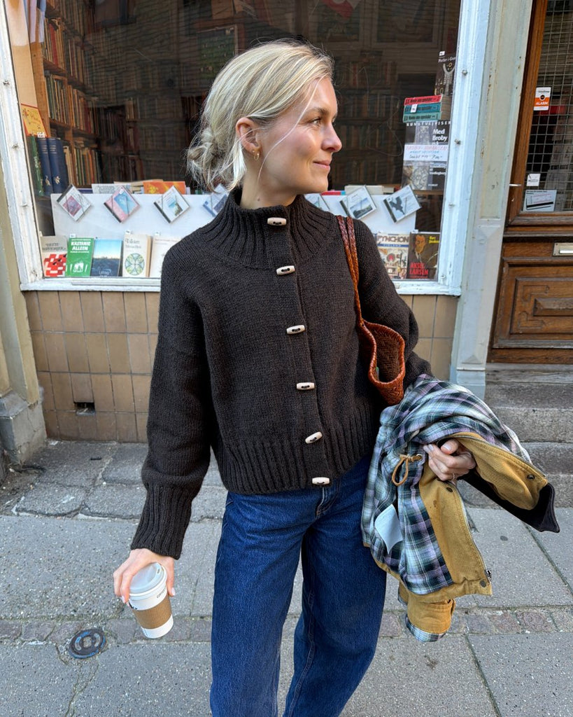 Kvinde iført brun Hannah Jacket