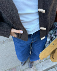 Kvinde iført brun Hannah Jacket med fokus på knapperne