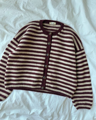Liggebillede af bordeaux og hvidstribet Olga Jacket 