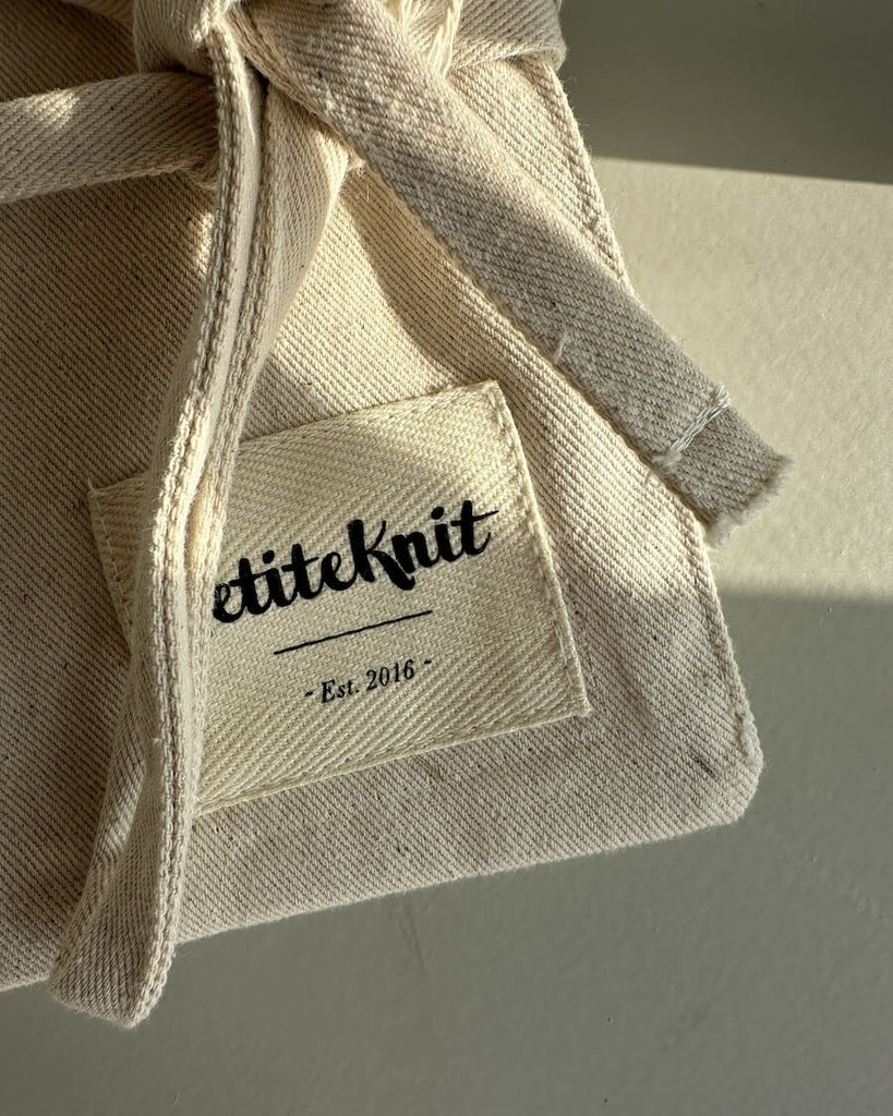 Nærbillede af Petitekni logo label på needle case