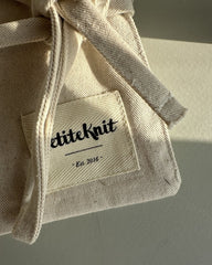 Nærbillede af Petitekni logo label på needle case