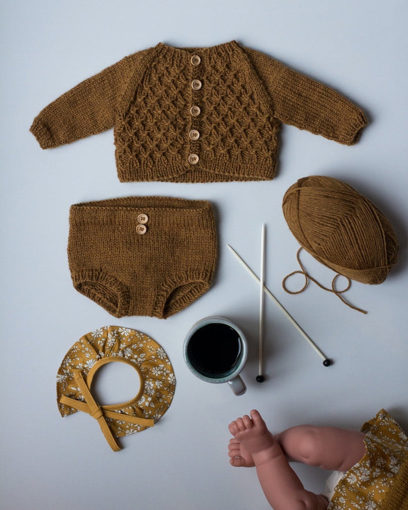 Dukkestrik Carls cardigan og Elinors blebukser fra Petiteknit