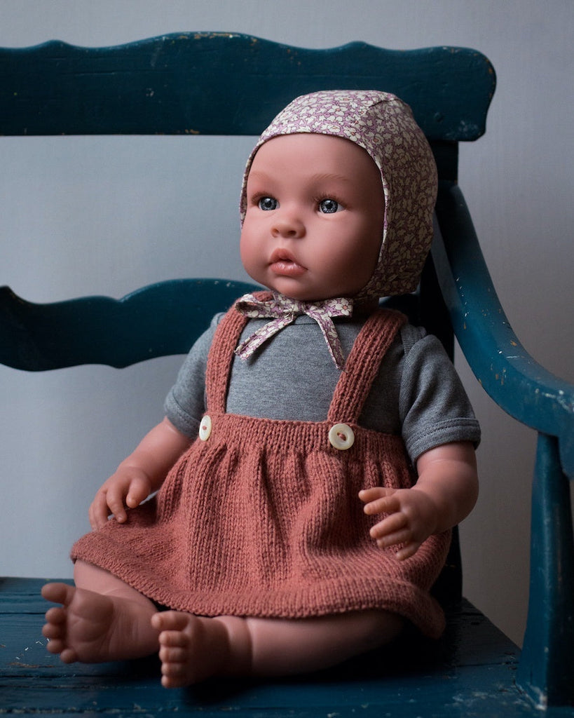 Dukkestrik fra petiteknit på dukke