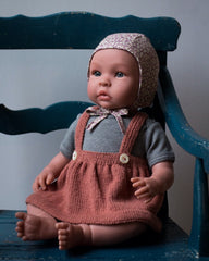 Dukke med Petiteknit noras nederdel dukkestrik 