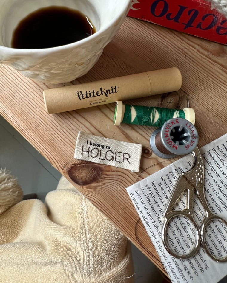 Amalie tee junior med I belong to label og broderet navn