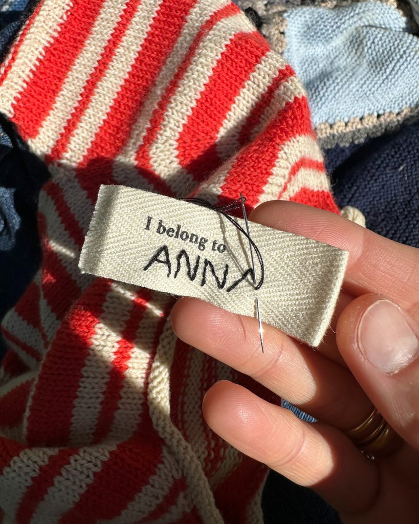 I belong to label med navn broderet på