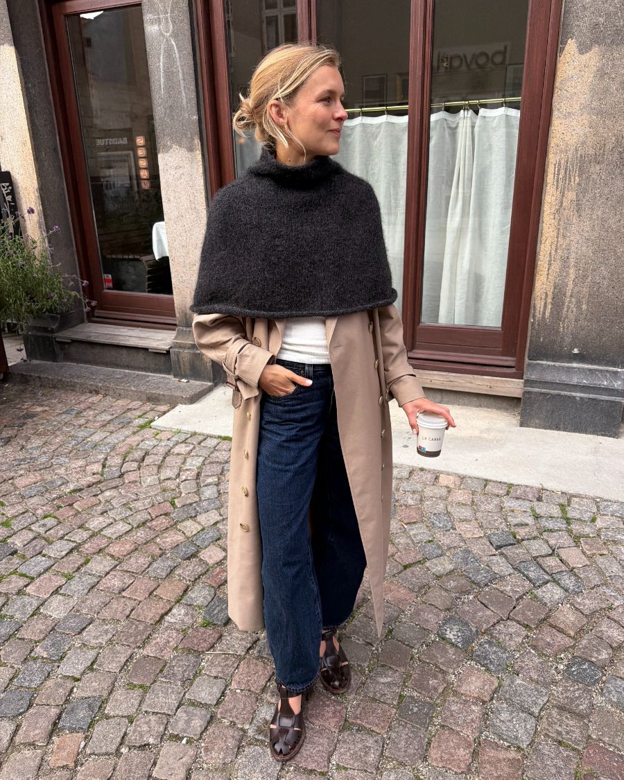 Kvinde iført grå Ivy Cape