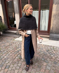 Kvinde iført grå Ivy Cape