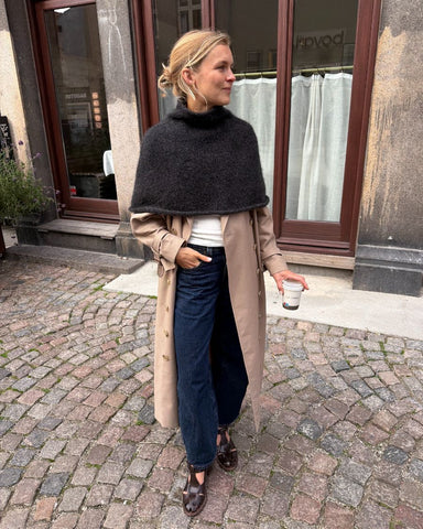 Kvinde iført grå Ivy Cape