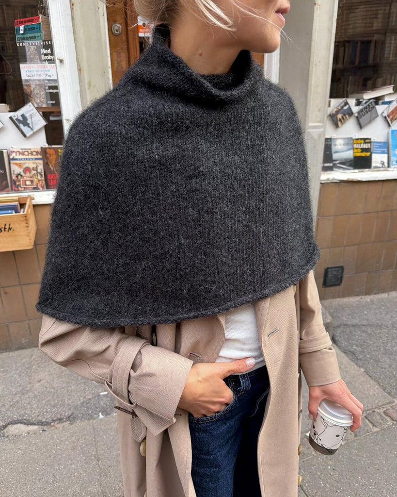 Kvinde iført grå Ivy Cape