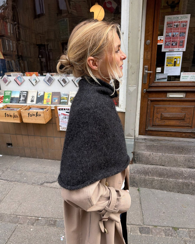 Kvinde iført grå Ivy Cape set fra siden