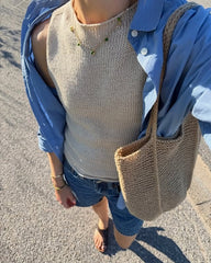 Kvinde iført beige Ivy Top med brun Julie Bag over skulderen