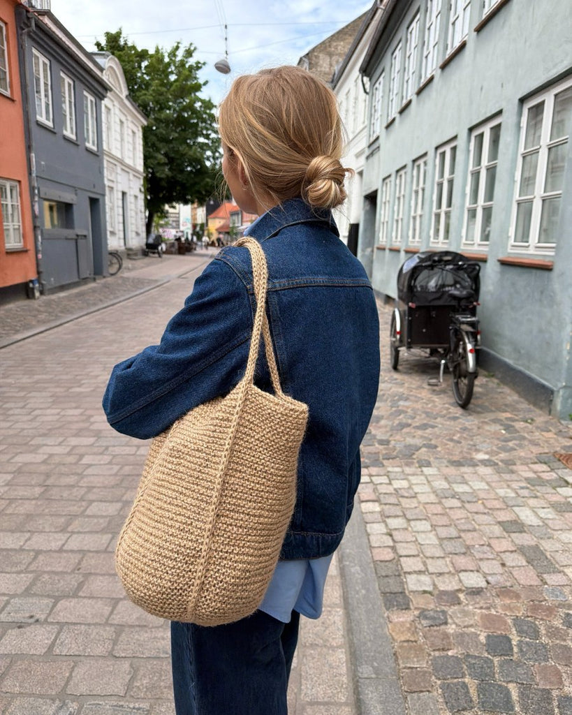 Kvinde med brun Julie Bag over skulderen