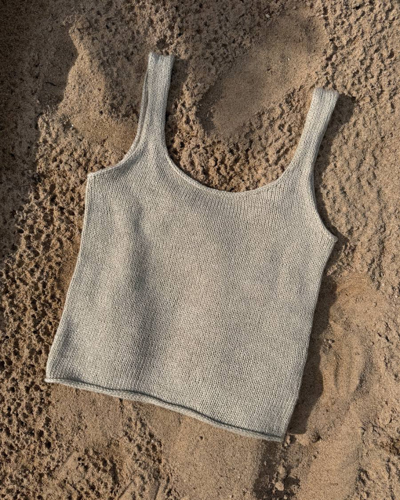 Beige June Top liggende på sand