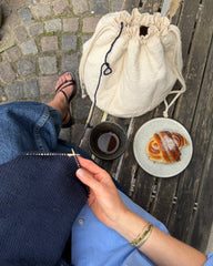 Knitter's Project Bag i farven Cloud stående på cafébænk