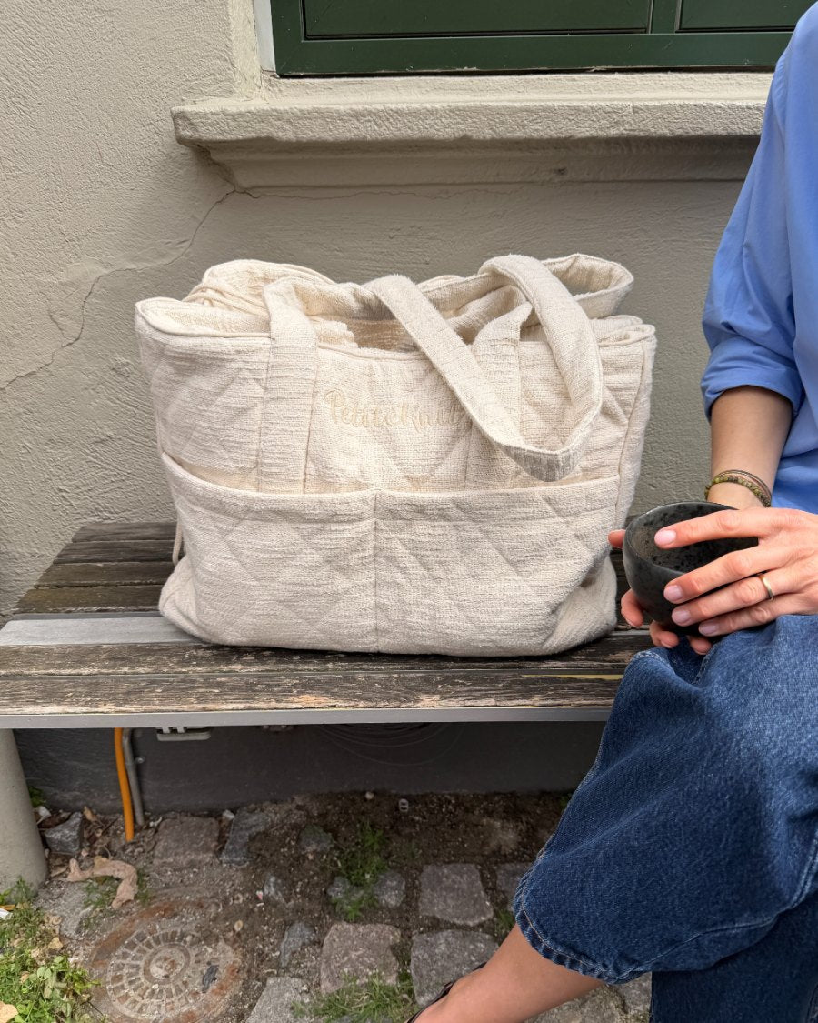 Knitter's Bag i farven Cloud stående på bænk