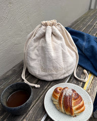 Knitter's Project Bag i farven Cloud stående på cafébænk