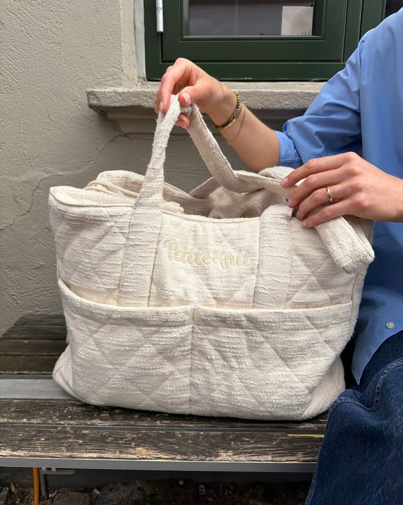 Knitter's Bag i farven Cloud stående på bænk